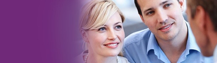 Un homme et une femme parlant avec un médecin